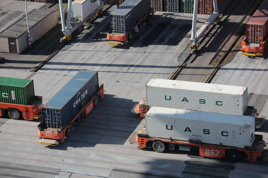 Terminal portuaire automatisé illustrant les flux, marchés et infrastructures stratégiques