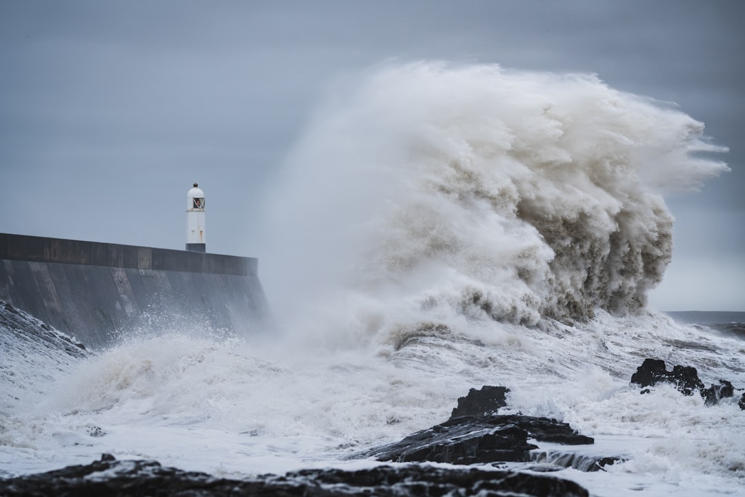 Phare exposé à une forte tempête illustrant la résilience et la continuité face aux chocs