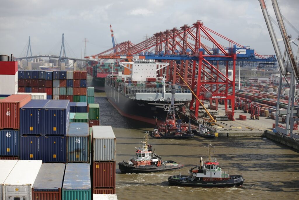 Navire de commerce illustrant les flux économiques et l’accès aux marchés internationaux