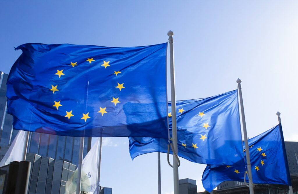 Drapeaux européens illustrant gouvernance, conformité et cadre réglementaire