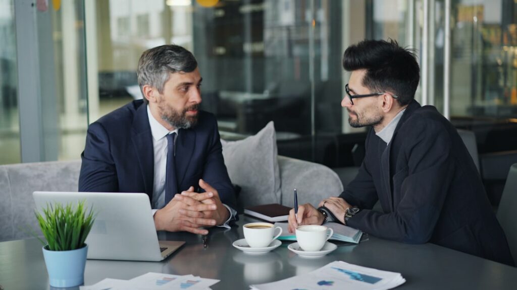 Deux professionnels en échange direct illustrant une mise en relation qualifiée