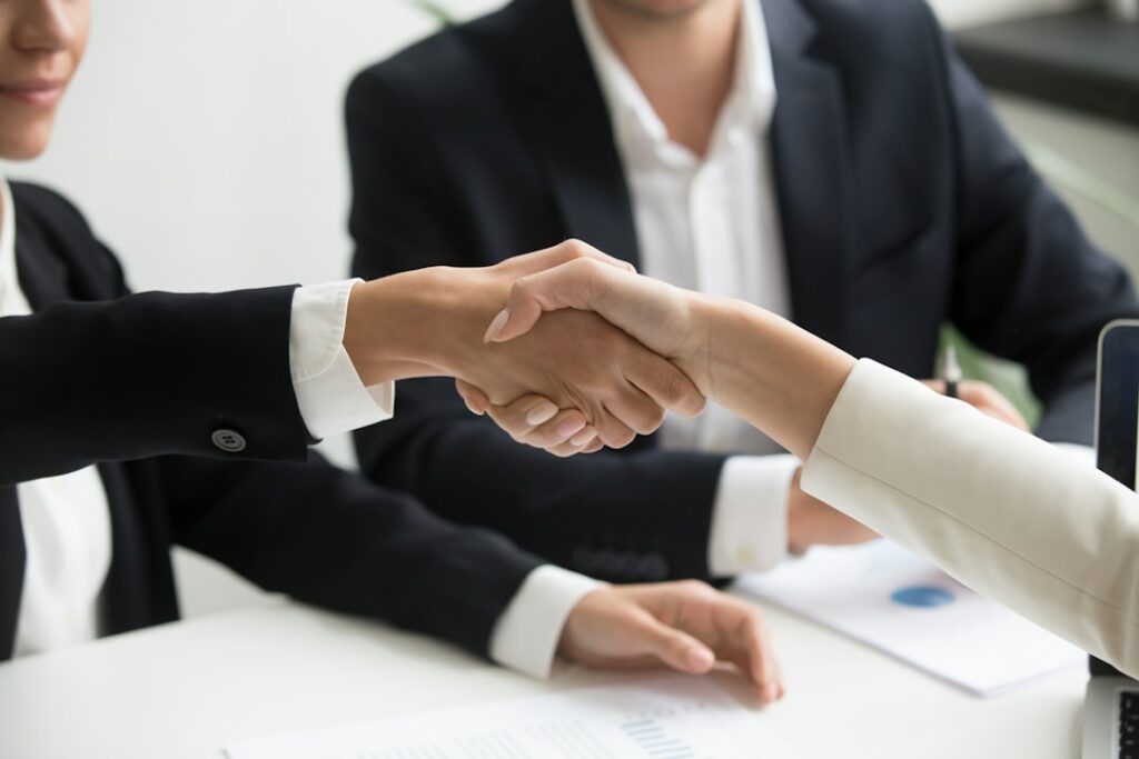 Échange entre partenaires illustrant la construction de relations de confiance
