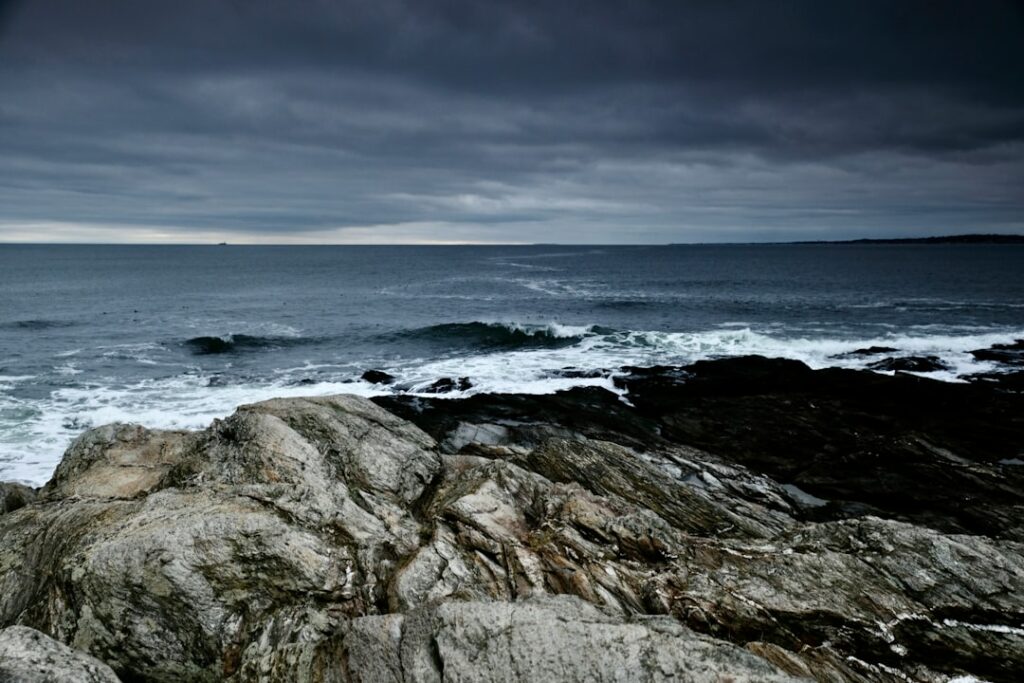 Vagues sur un littoral rocheux illustrant les risques climatiques et environnementaux